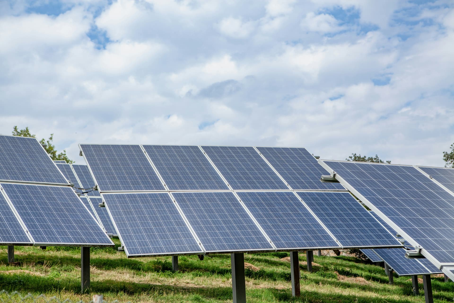 Solar Panel untuk Industri: Panduan Lengkap dari Strategi hingga Eksekusi